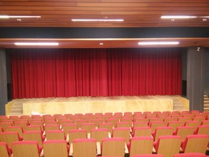 Escenografia montada en gimnasio de colegio